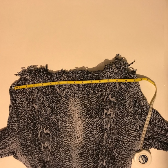 NWT Agora Black & White Snake Shred Top Large - Picture 8 of 8